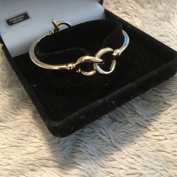 Gold NWOTintertwined necklace with a toggle clasp. - Picture 2 of 4